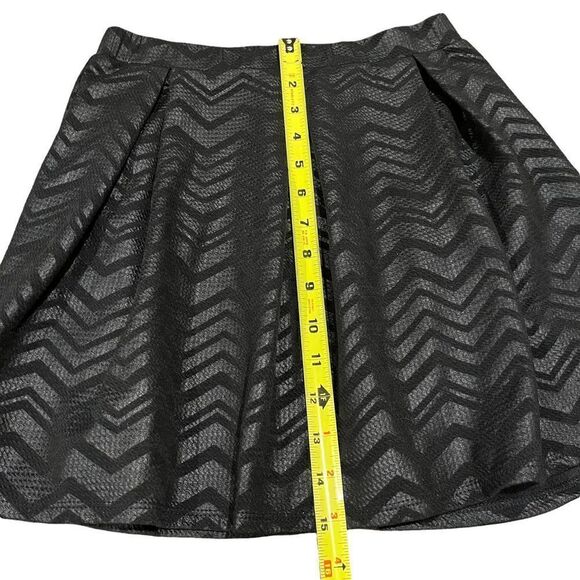 Black Shiny Zig-Zag Skater Skirt Junior’s Small - Picture 6 of 6